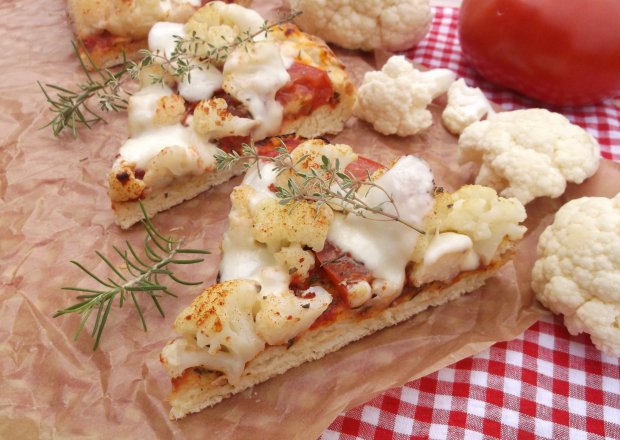 Fotografia przedstawiająca Pizza z kalafiorem, pomidorem i mozzarellą.