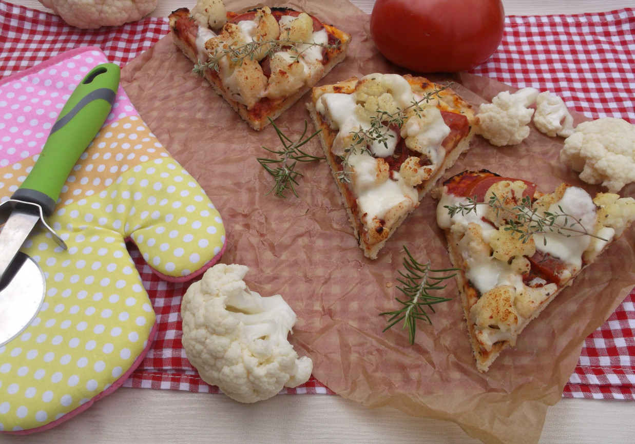 Pizza z kalafiorem, pomidorem i mozzarellą. foto