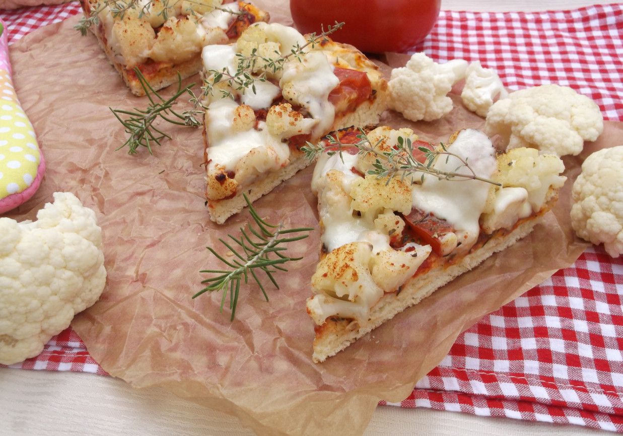 Pizza z kalafiorem, pomidorem i mozzarellą. foto