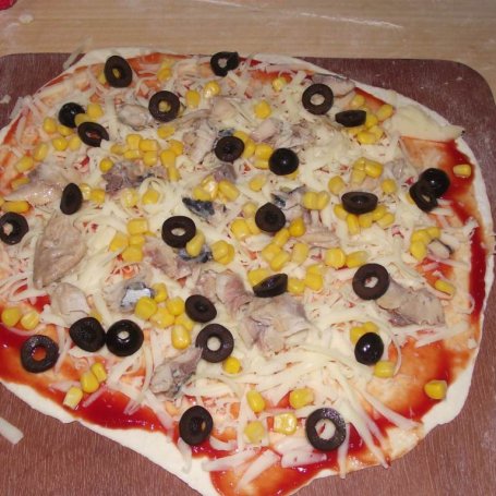 Krok 5 - Pizza z kamienia na cienkim cieście z makrelą, kukurydzą i oliwkami  foto