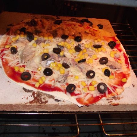 Krok 6 - Pizza z kamienia na cienkim cieście z makrelą, kukurydzą i oliwkami  foto