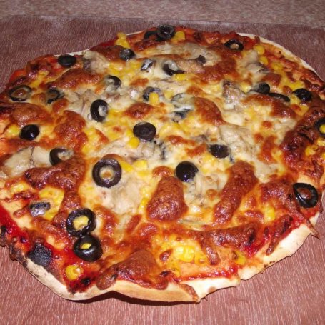 Krok 7 - Pizza z kamienia na cienkim cieście z makrelą, kukurydzą i oliwkami  foto