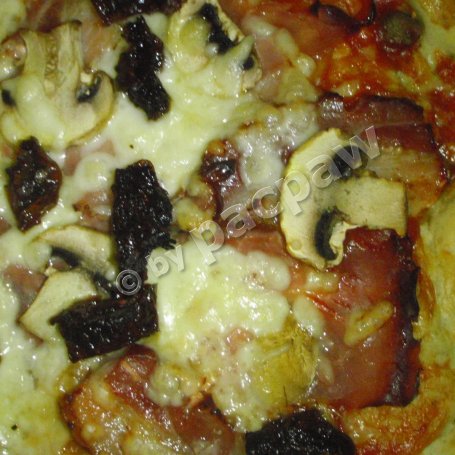 Krok 6 - Pizza z kaparami, boczkiem i ogonówką brandenburską foto
