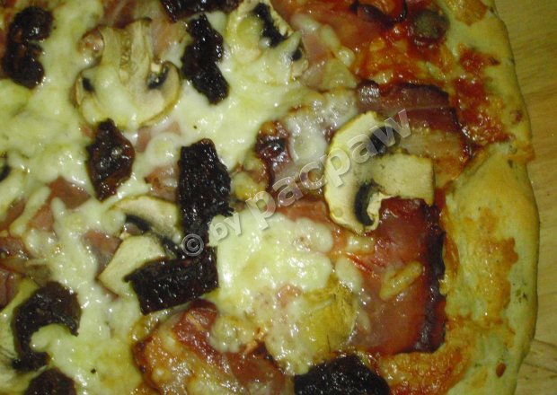 Fotografia przedstawiająca Pizza z kaparami, boczkiem i ogonówką brandenburską