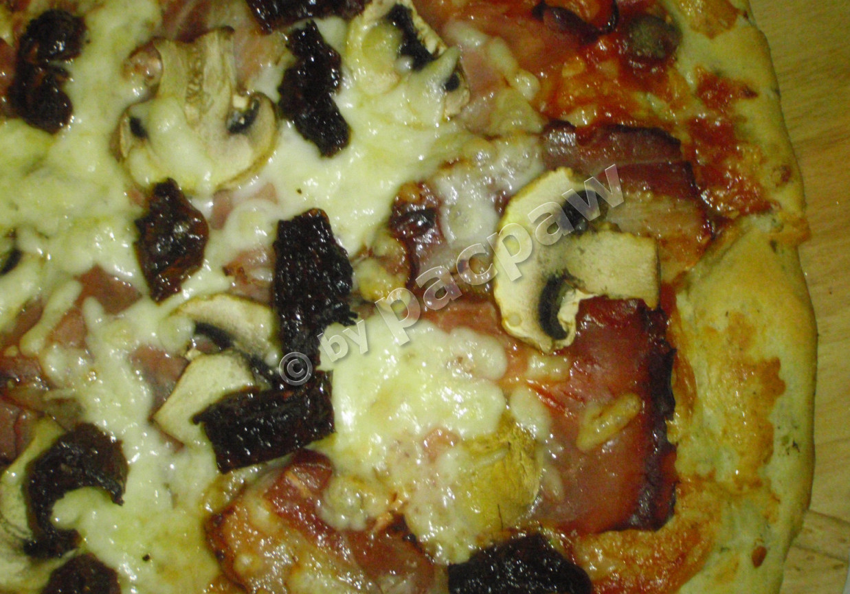 Pizza z kaparami, boczkiem i ogonówką brandenburską foto