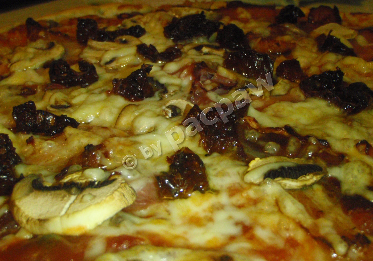 Pizza z kaparami, boczkiem i ogonówką brandenburską foto