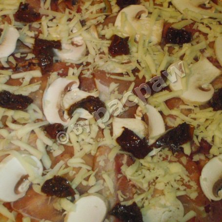 Krok 5 - Pizza z kaparami, boczkiem i ogonówką brandenburską foto