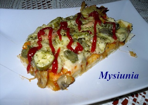 Fotografia przedstawiająca Pizza z kaparami