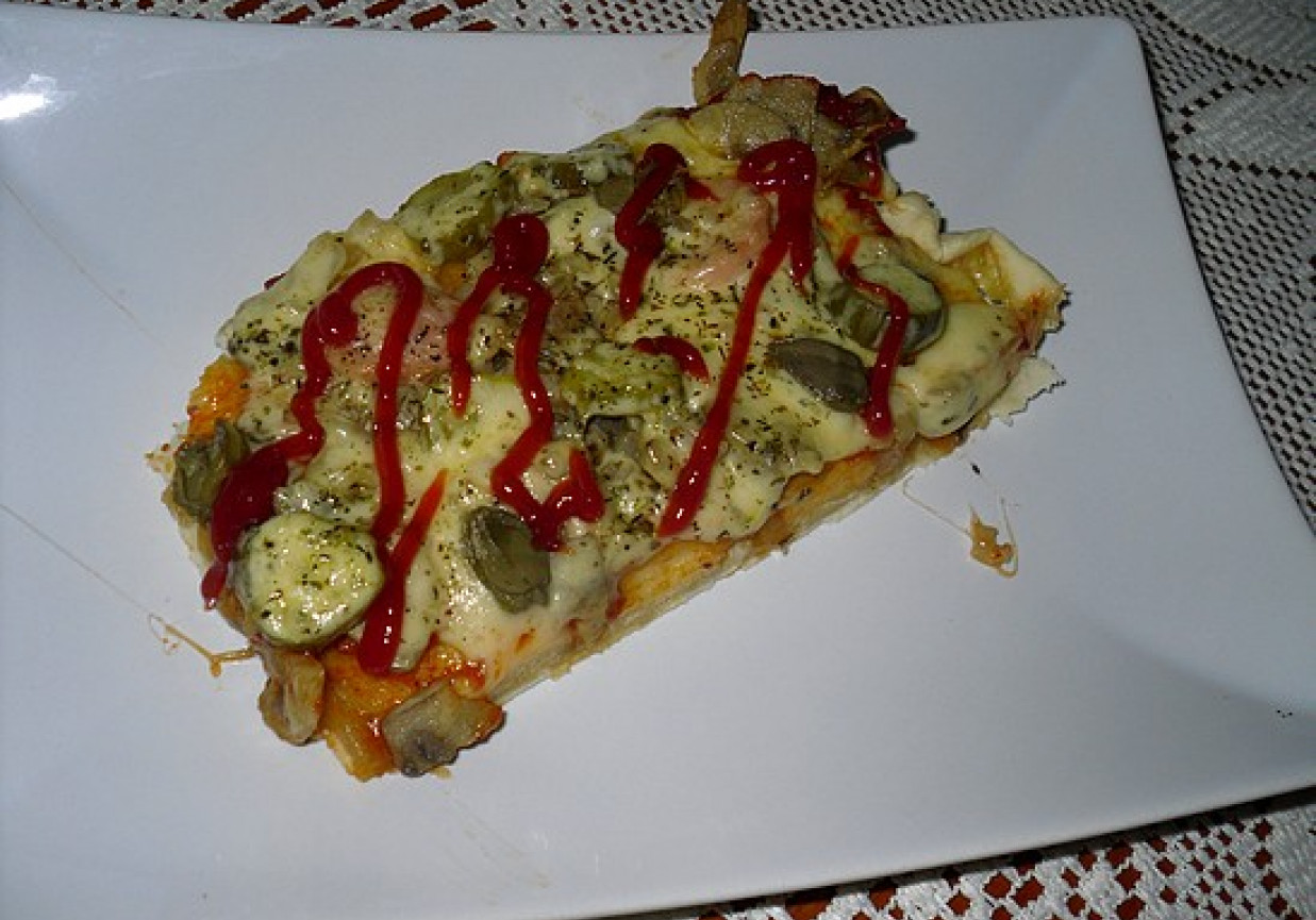 Pizza z kaparami foto