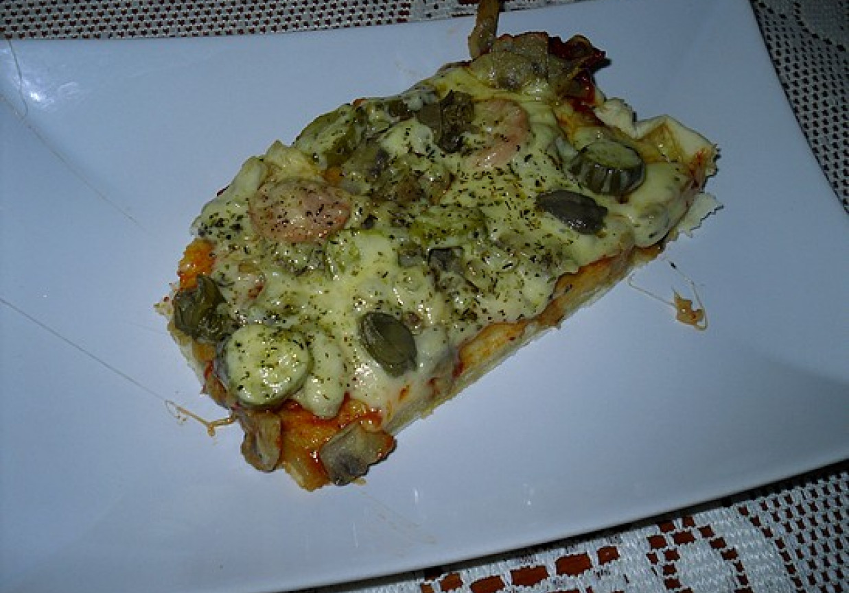 Pizza z kaparami foto