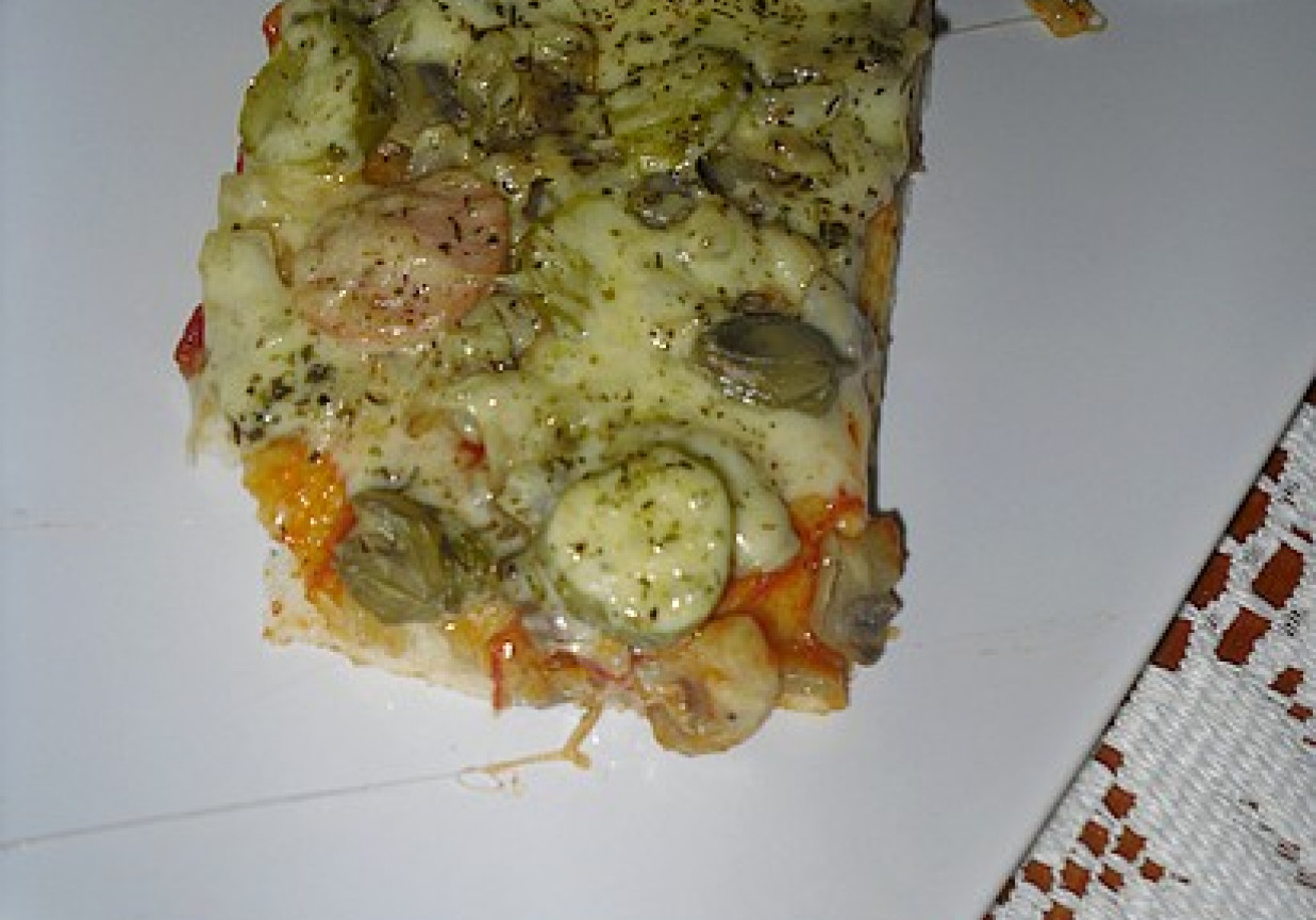 Pizza z kaparami foto