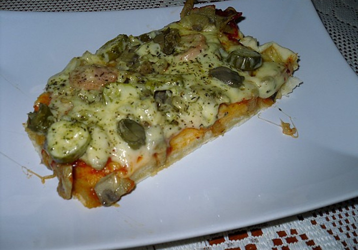 Pizza z kaparami foto