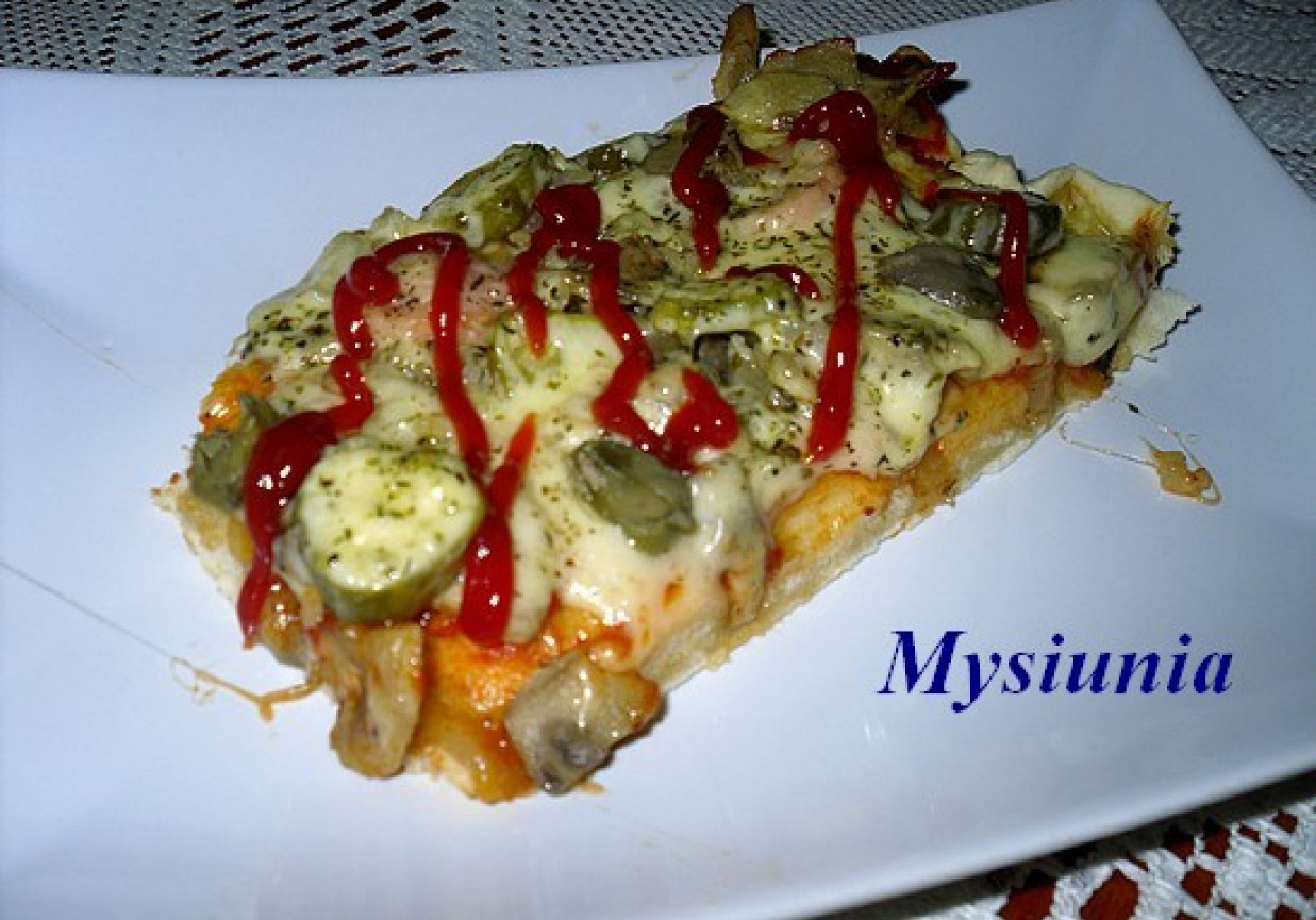 Pizza z kaparami foto