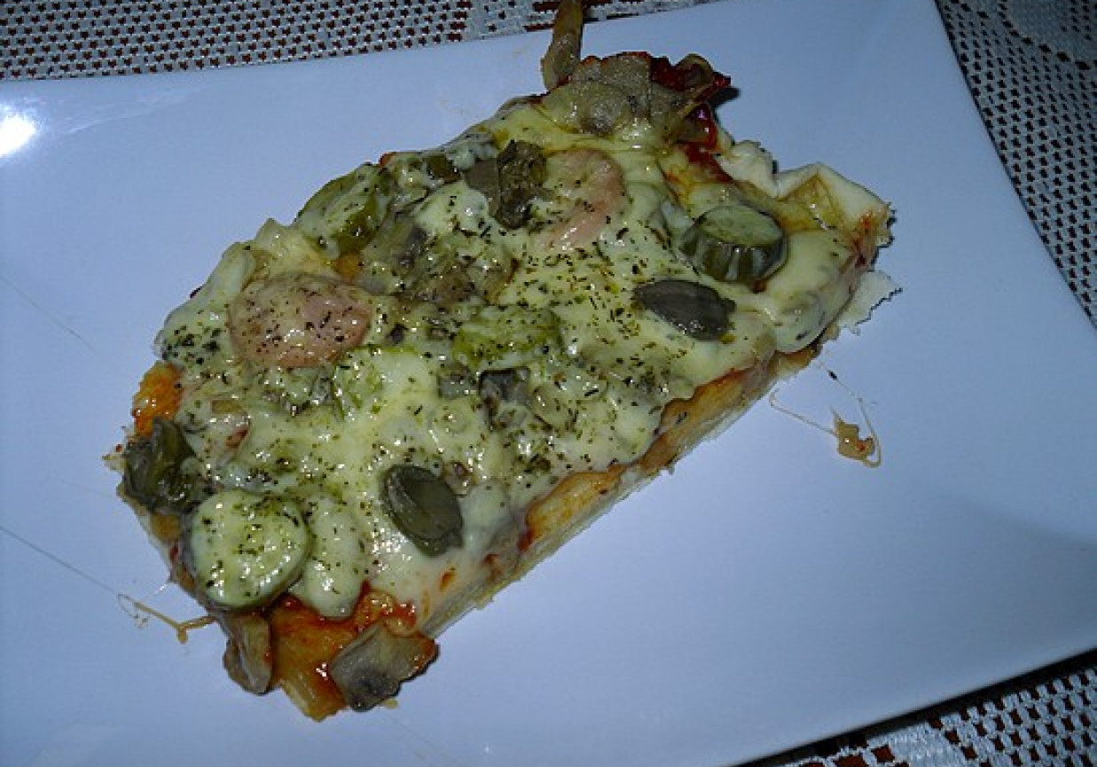 Pizza z kaparami foto