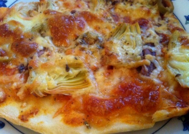 Fotografia przedstawiająca Pizza z karczochami i anchois