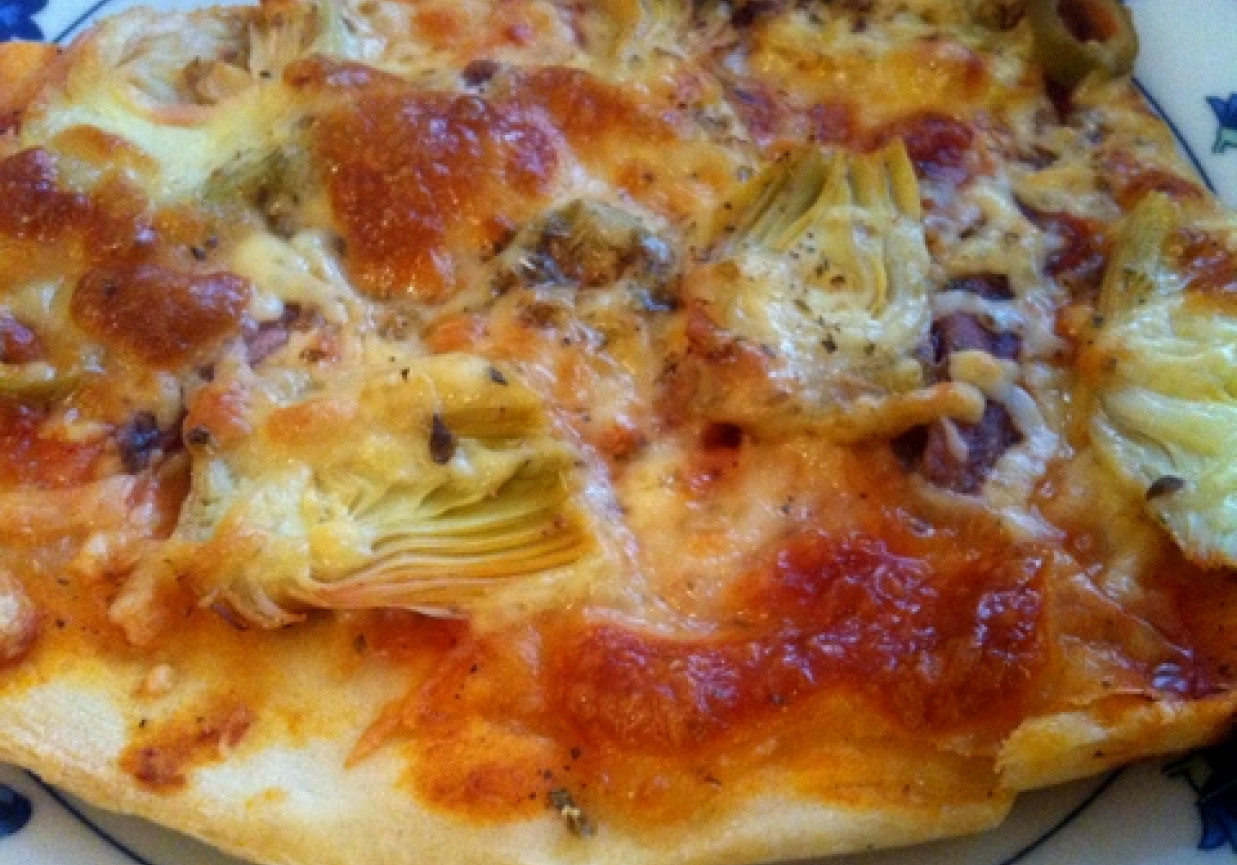 Pizza z karczochami i anchois foto