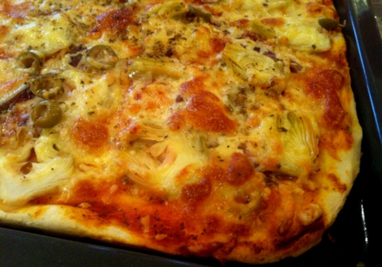 Pizza z karczochami i anchois foto