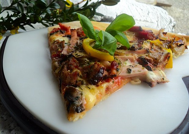 Fotografia przedstawiająca Pizza z kiełbasą, boczkiem i szynką z owczym serem