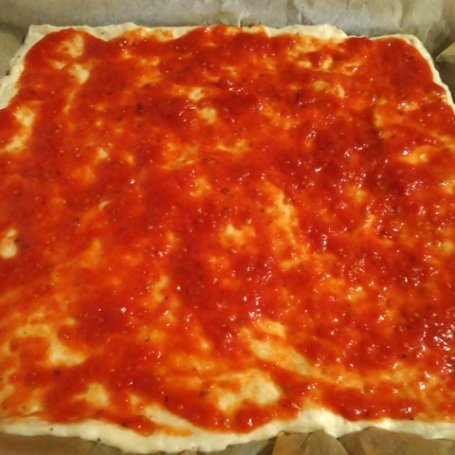 Krok 1 - Pizza z kiełbasą, cebulą i papryką foto