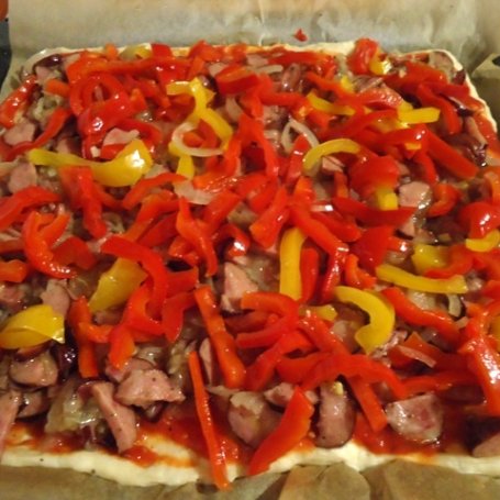 Krok 2 - Pizza z kiełbasą, cebulą i papryką foto