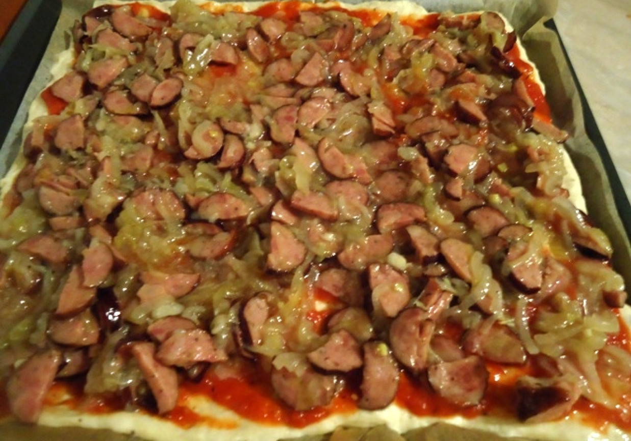 Pizza z kiełbasą, cebulą i papryką foto
