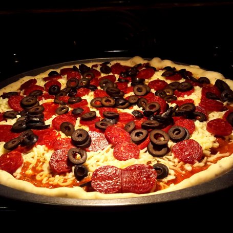 Krok 6 - Pizza z kiełbasą chorizo, oliwkami i szpinakiem foto