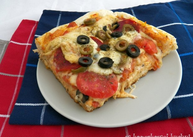 Fotografia przedstawiająca Pizza z kiełbasą chorizo