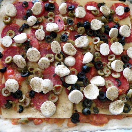 Krok 3 - Pizza z kiełbasą chorizo foto