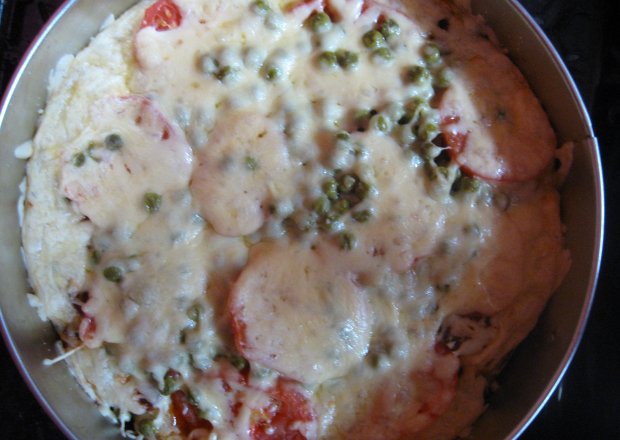 Fotografia przedstawiająca Pizza z kiełbasą chorizzo, pomidorem i groszkiem