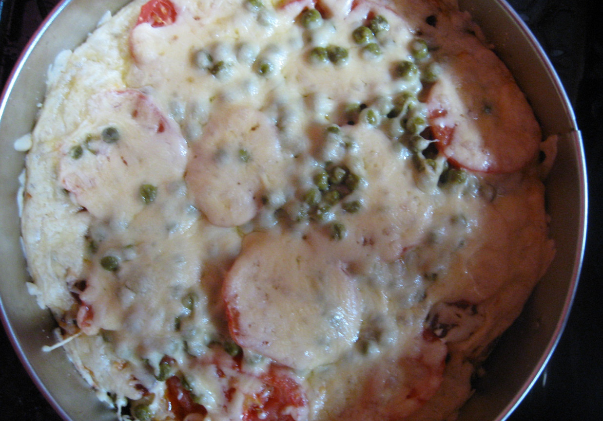 Pizza z kiełbasą chorizzo, pomidorem i groszkiem foto