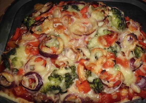 Fotografia przedstawiająca Pizza z kiełbasą i brokułem