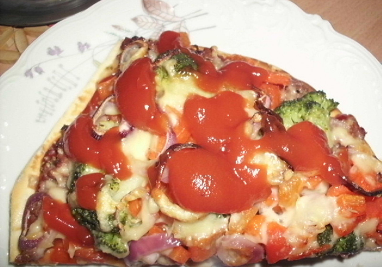 Pizza z kiełbasą i brokułem foto