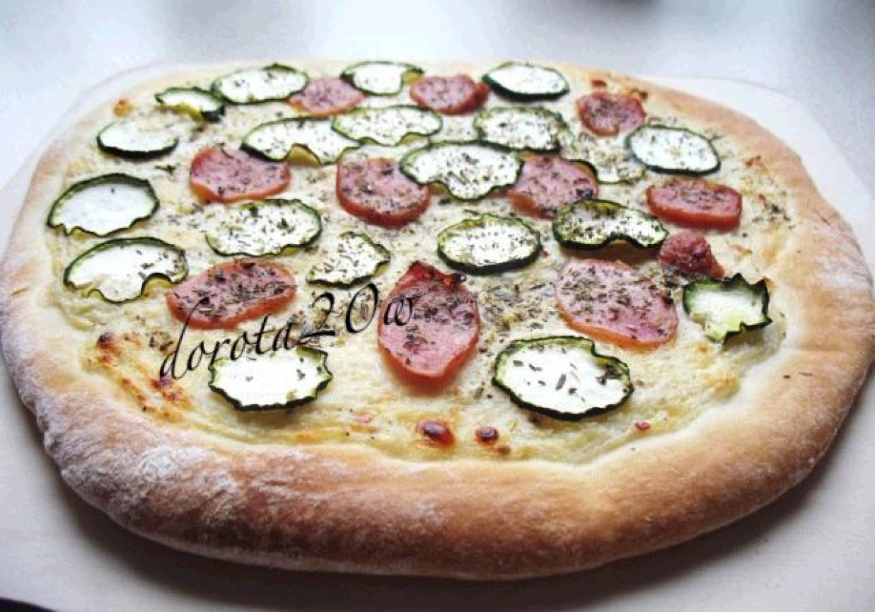 Pizza z kiełbasą i cukinią pieczona na kamieniu foto
