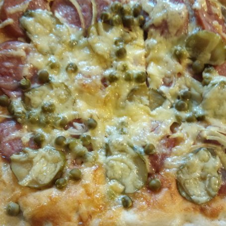 Krok 3 - Pizza z kiełbasą i groszkiem foto