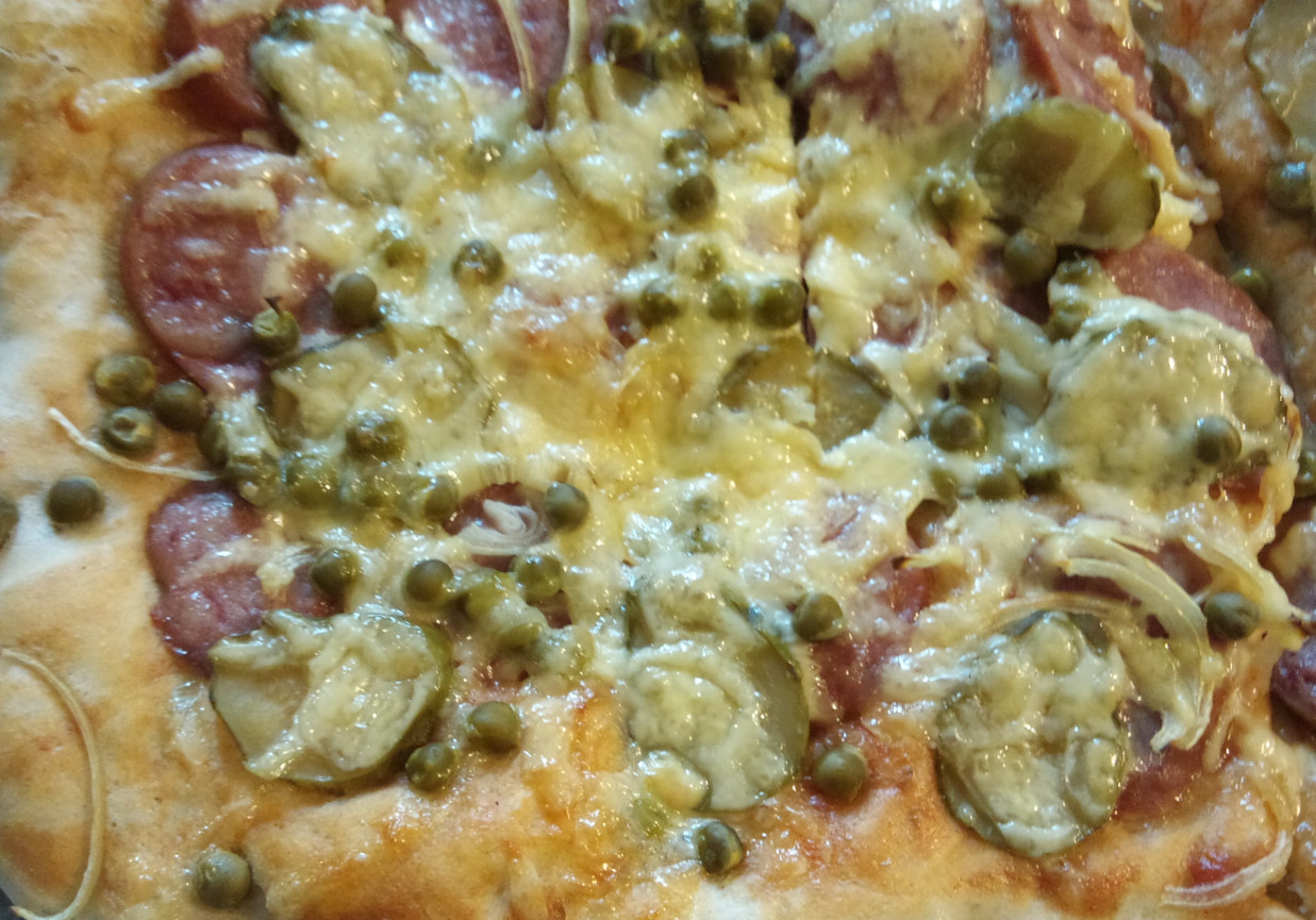 Pizza z kiełbasą i groszkiem foto