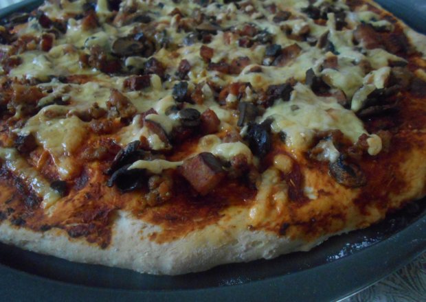Fotografia przedstawiająca Pizza z kiełbasą i mięsem mielonym