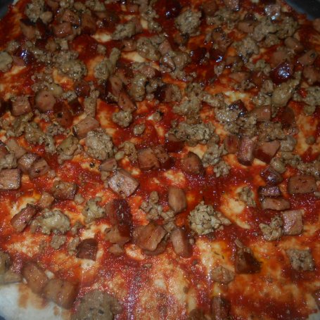 Krok 11 - Pizza z kiełbasą i mięsem mielonym foto