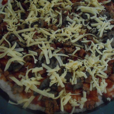 Krok 13 - Pizza z kiełbasą i mięsem mielonym foto