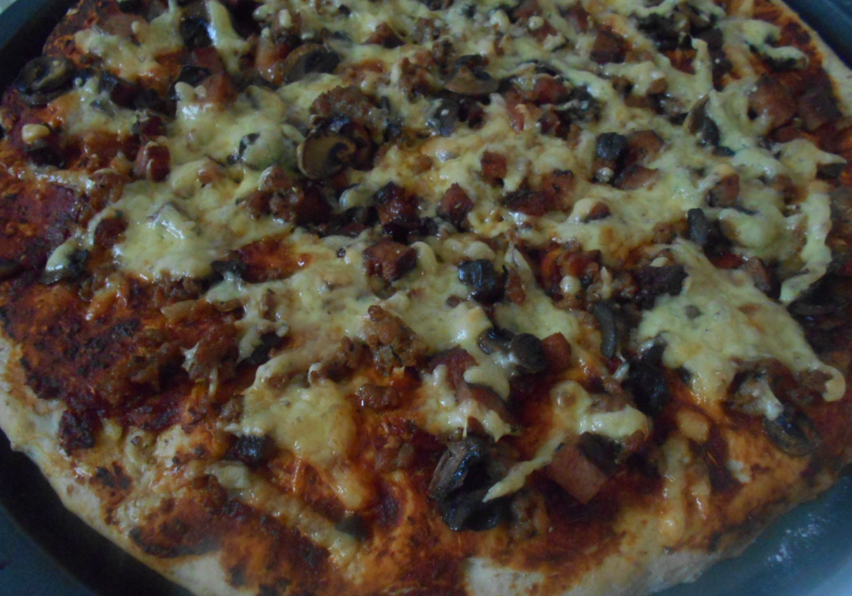 Pizza z kiełbasą i mięsem mielonym foto