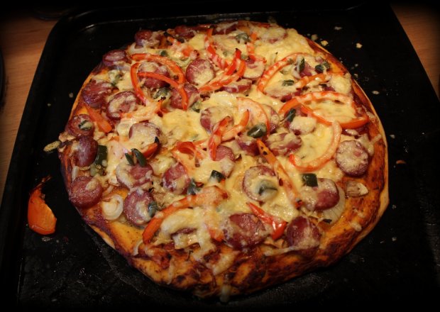 Fotografia przedstawiająca Pizza z kiełbasą i papryką