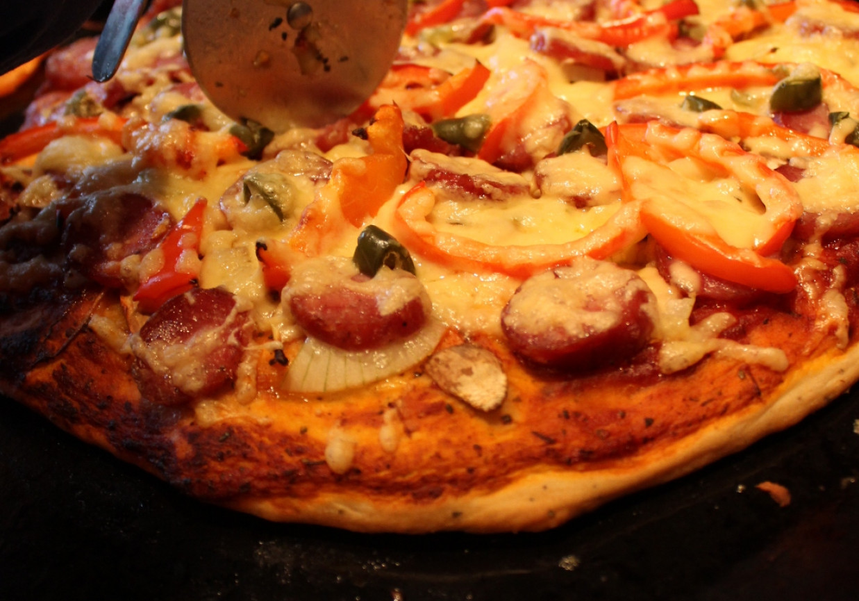 Pizza z kiełbasą i papryką foto