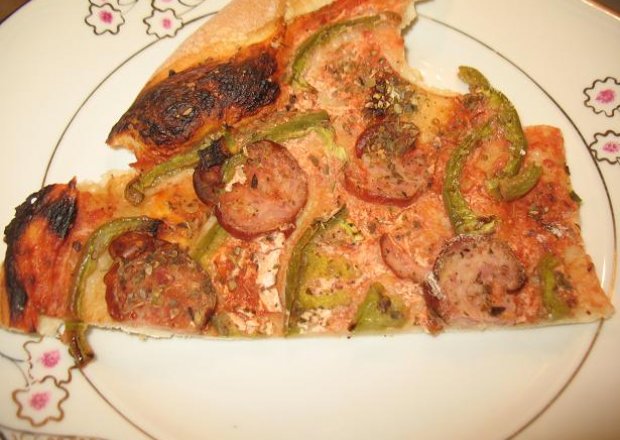 Fotografia przedstawiająca Pizza z kiełbasa i papryką
