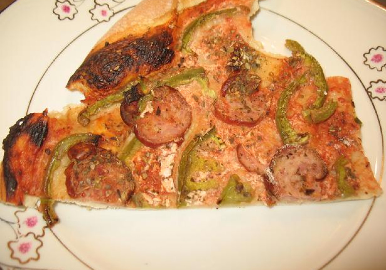 Pizza z kiełbasa i papryką foto