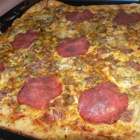 Krok 5 - Pizza z kiełbasą i salami foto