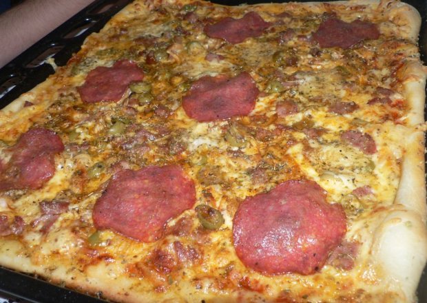 Fotografia przedstawiająca Pizza z kiełbasą i salami