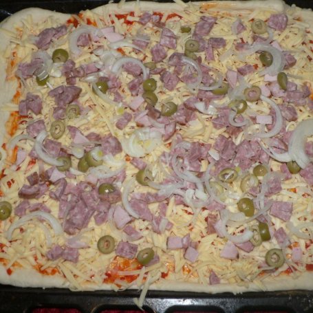 Krok 2 - Pizza z kiełbasą i salami foto