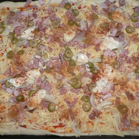 Krok 3 - Pizza z kiełbasą i salami foto
