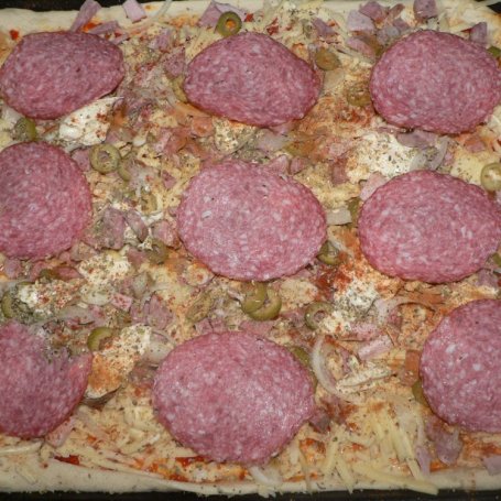 Krok 4 - Pizza z kiełbasą i salami foto