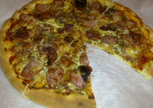 Fotografia przedstawiająca Pizza z Kiełbasą i Suszonymi Pomidorami