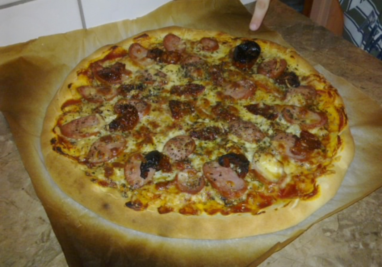 Pizza z Kiełbasą i Suszonymi Pomidorami foto